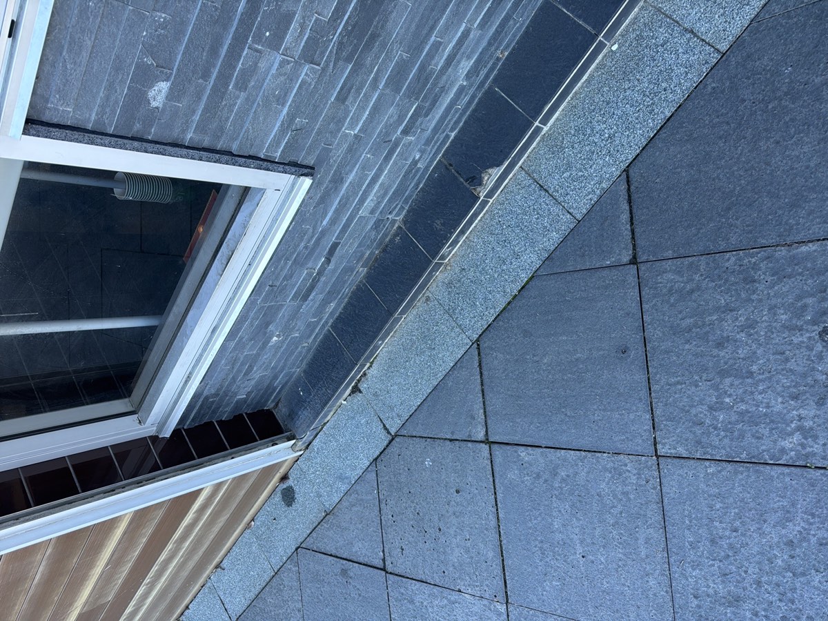 A second broken tile, Schofields